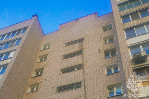 В Иванове спасатели потушили пожар на 9-м этаже, проложив рукав по фасаду здания
